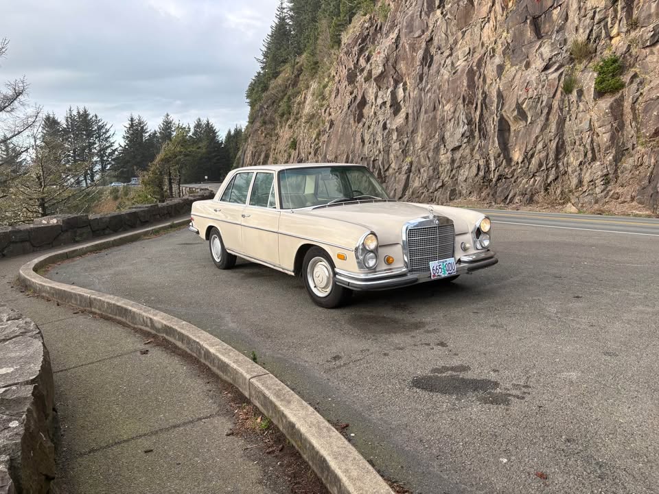Beige 1968 Mercedes-Benz 250SE automatic sedan For Sale